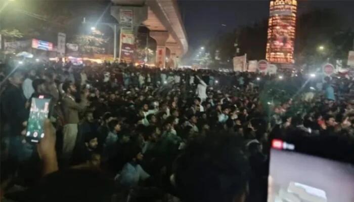 উত্তাল শাহবাগ: পুলিশের অ্যাকশনের প্রতিবাদে সড়ক অবরোধে ইনকিলাব মঞ্চ