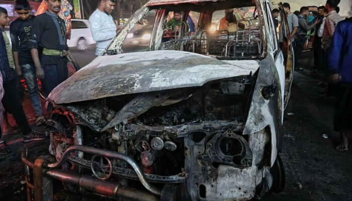 মোহাম্মদপুরে চলন্ত প্রাইভেটকারে আগুন, সম্পূর্ণ পুড়ে নষ্ট; হতাহত নেই
