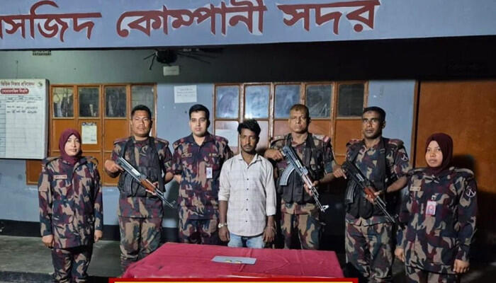 সোনামসজিদ স্থলবন্দরে পায়ুপথে লুকানো ২ স্বর্ণের বারসহ যুবক আটক