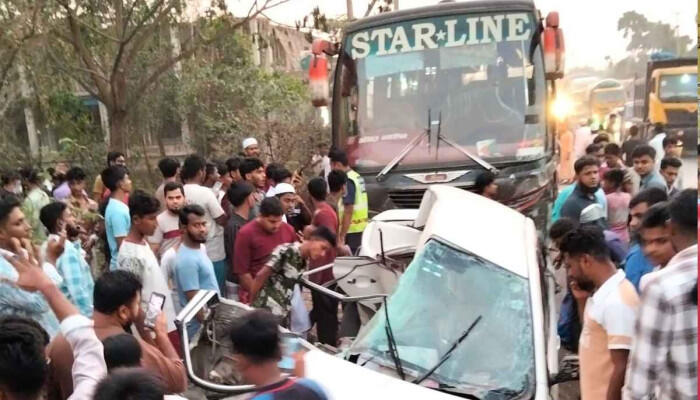 কুমিল্লায় বাস-প্রাইভেটকার সংঘর্ষে একই পরিবারের ৪ জনসহ নিহত ৫