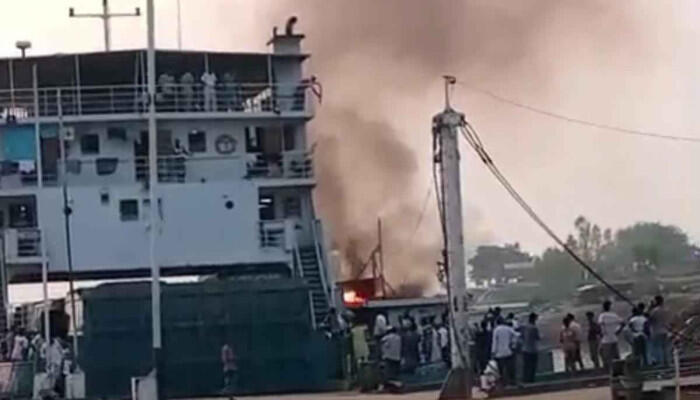পাটুরিয়া ফেরিঘাটে ফেরিতে আগুনের ঘটনা, আতঙ্কিত যাত্রী—ক্ষয়ক্ষতি নেই