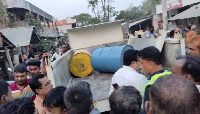 মণিরামপুরে গুদাম থেকে ৭০০ লিটার জ্বালানি তেল জব্দ, ব্যবসায়ী পলাতক