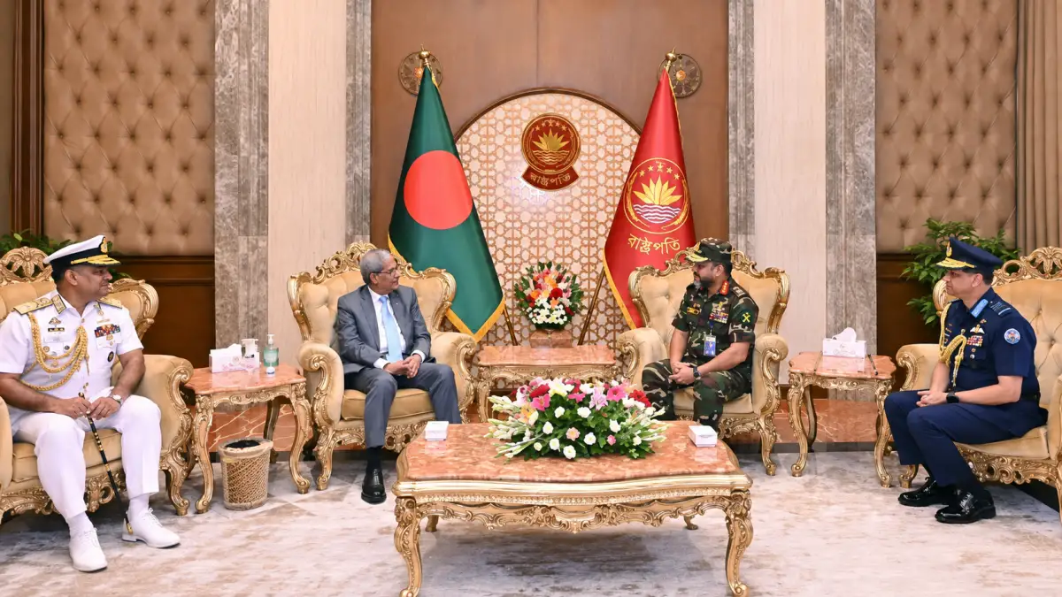 রাষ্ট্রপতির সঙ্গে বঙ্গভবনে তিন বাহিনী প্রধানের সৌজন্য সাক্ষাৎ