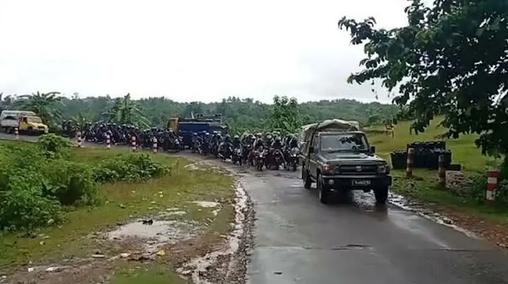 সাজেকে অবরোধের মধ্যে আটকে পড়া পর্যটকদের ফিরিয়ে আনল সেনাবাহিনী