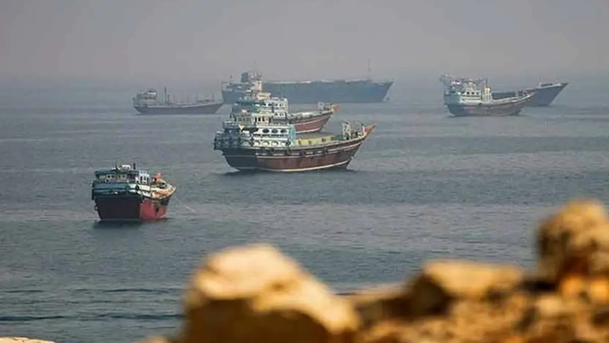 হরমুজ প্রণালিতে সৌদি তেল ট্যাংকারে ক্ষেপণাস্ত্র হামলা: নিহত দুই নাবিক