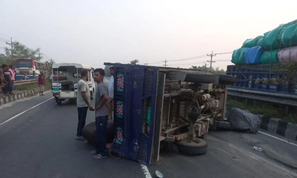 টাঙ্গাইলে বাস-পিকআপ-মোটরসাইকেলের সংঘর্ষে নিহত ২, জব্দ বাস ও পিকআপ