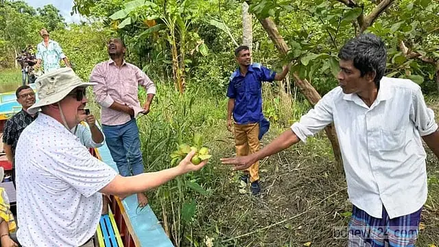 মার্কিন রাষ্ট্রদূতের ভীমরুলীর ভাসমান পেয়ারার বাজার পরিদর্শন